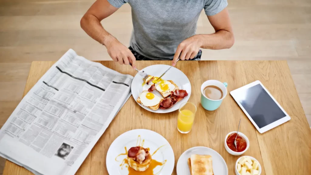 Como criar uma rotina matinal masculina que realmente funciona? A maioria dos caras pensa que é só acordar cedo e tomar café. Errado.